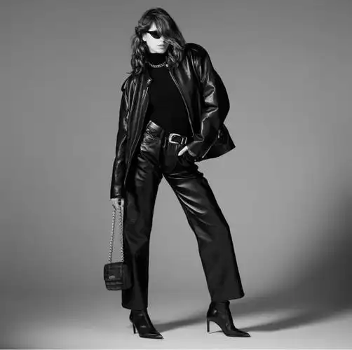 皮衣搭配图片女,女士皮衣搭配法则(稳稳拿捏潮人风范)