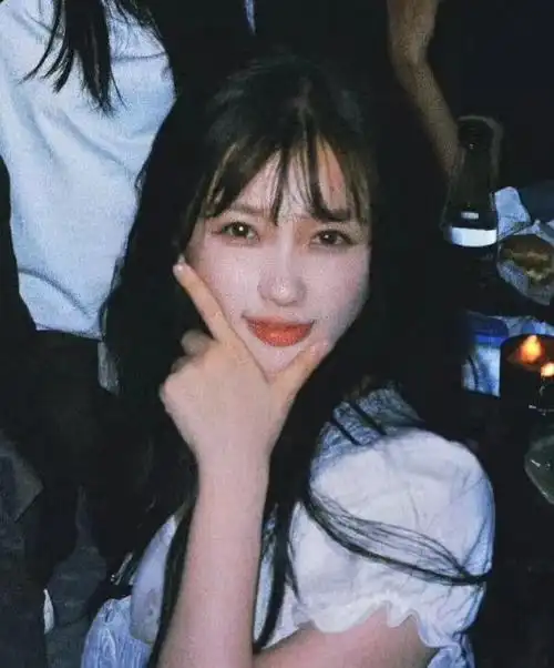 大学摇滚社里上台会挎把贝斯的主唱学姐,演出完后台合照留念  #虞书欣