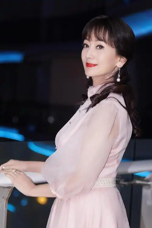 赵雅芝写真大片曝光一袭粉色长裙优雅端庄