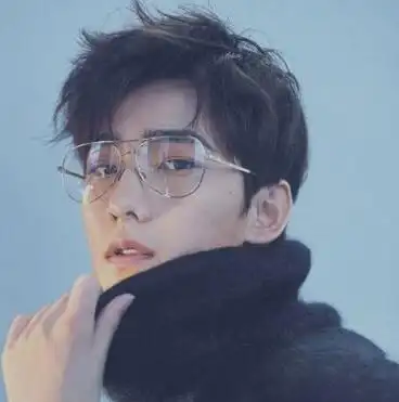 男生自然蓬松碎发,文艺范儿时尚路线的短发