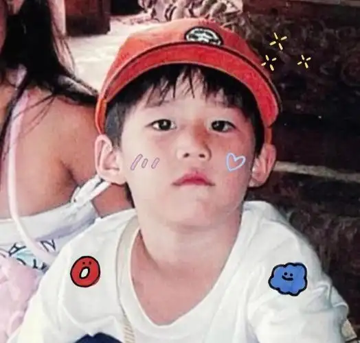 pp小时候真的是长在我的头上了,这么小就有镜头感了吗,我好爱#ppkirt