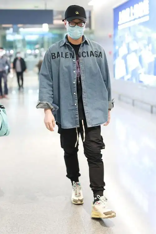 42岁潘玮柏lv被偶遇发福严重肚腩突出胡子邋遢一身行头超千万