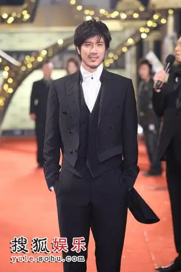 快讯:王力宏胡子拉茬造型颓废