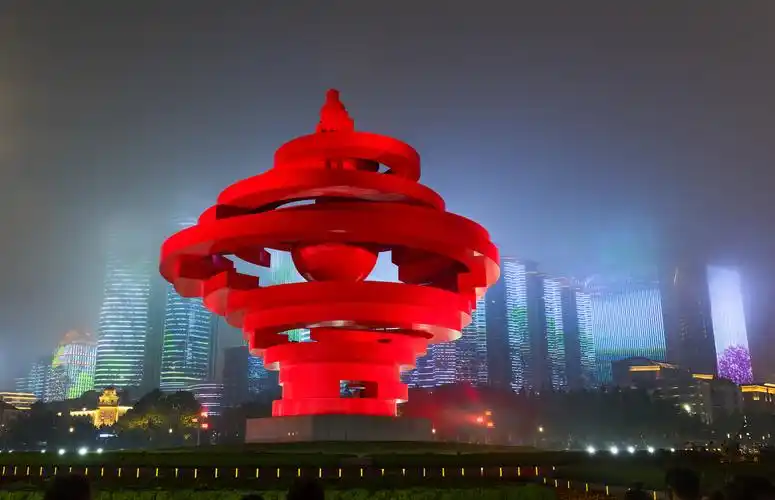 雾中五四广场的夜景