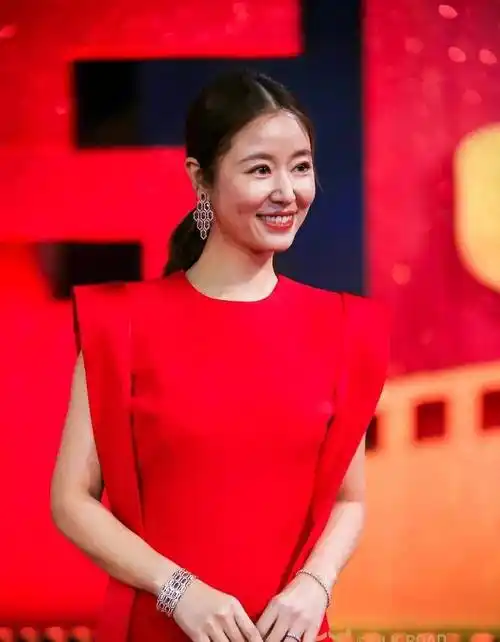 原创林心如已经44岁了一袭红色修身长裙配马尾美得优雅又高级