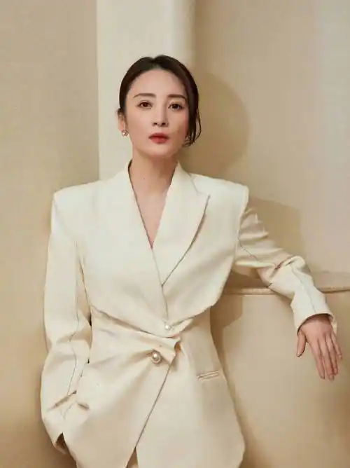 蒋勤勤晒与俩儿子合影,17岁大儿子个子高长得像爸,小儿子很帅气