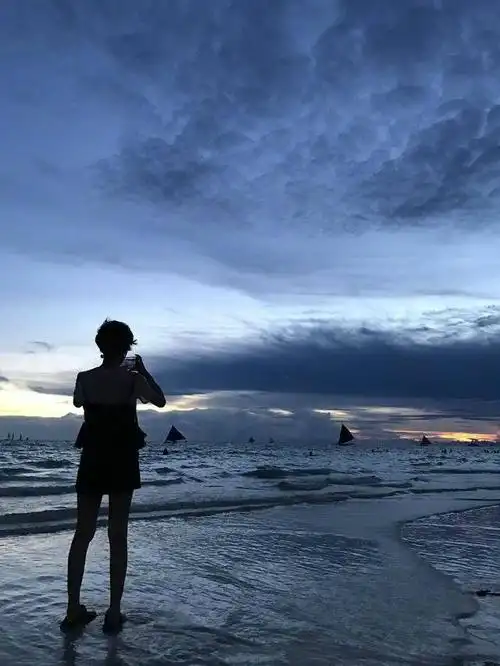 看到她穿着平底鞋的背影,有时候就喜欢这样平平淡淡的生活,只要你有一