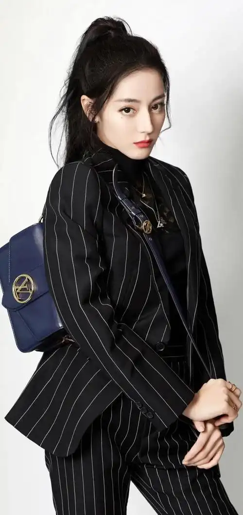 热巴,全名迪丽热巴·迪力木拉提,是中国内地的一位演员和歌手.