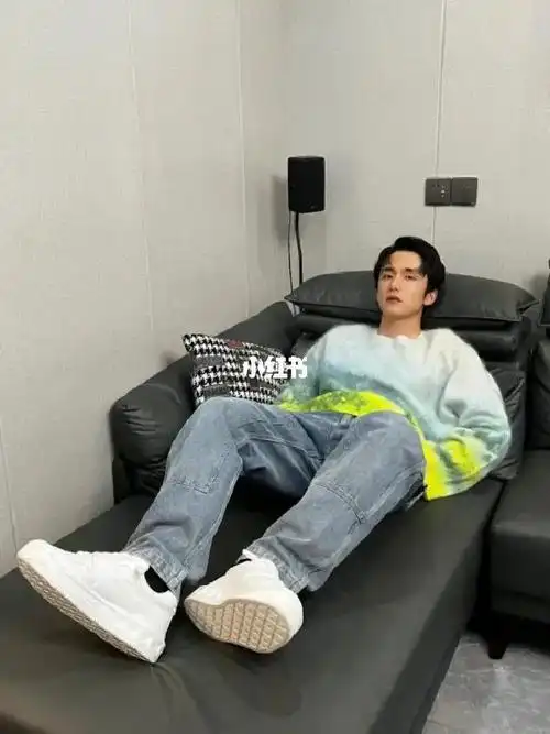 张新成上脚valentino one stud运动鞋,纯白鞋身配以白色铆钉,打造清逸