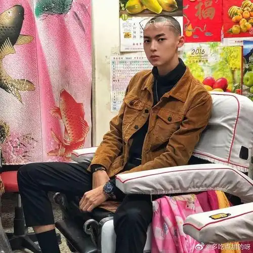 诶幺~~这是藤沐仁?长发短发完全不同的赶脚~~可那啥可那啥哈哈