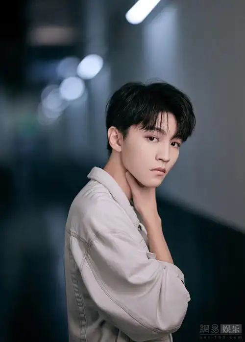 王俊凯白衣写真曝光尽显纯粹俊逸少年气质