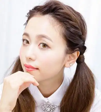 发型点评:靓丽颜色的烫卷发发型,将头发进行绑扎处理,露出小巧的脸蛋