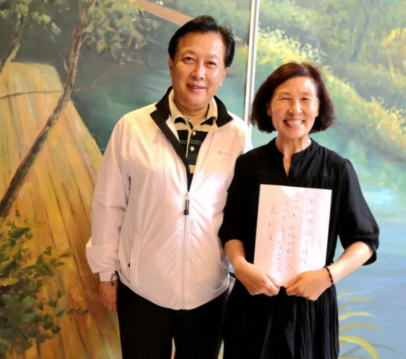 67岁唐国强全家照,一家人颜值高却胖的出油,前妻曾在除夕夜离世