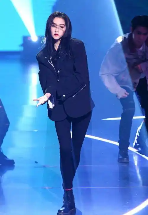 关晓彤百变造型亮相《王牌对王牌》,又酷又甜,不愧是dancer彤