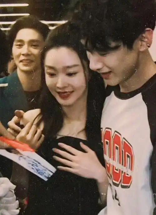 曝白敬亭横店探班宋轶真情侣超甜