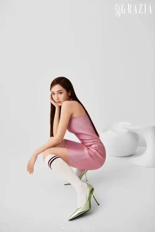 郑秀妍粉色短裙秀美腿蛮腰纤细颜值在线