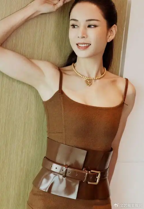 57岁李若彤度假被偶遇,肌肉壮实堪比肌肉男,求朱砂手串惹争议|李若彤