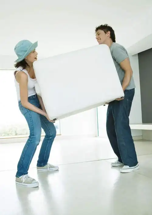 西方人,两个人,夫妻,笑,搬运,微笑,露齿笑,竖图,室内,白天,侧面,爱情