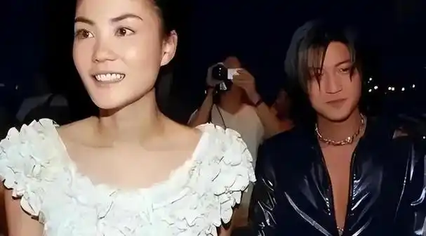 1998年的一场春晚,将王菲和那英两位歌手的命运紧密相连.