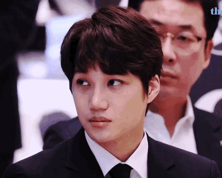 出席颁奖典礼,听到主持人提到exo-l后,kai从无表情瞬间切换成甜甜的