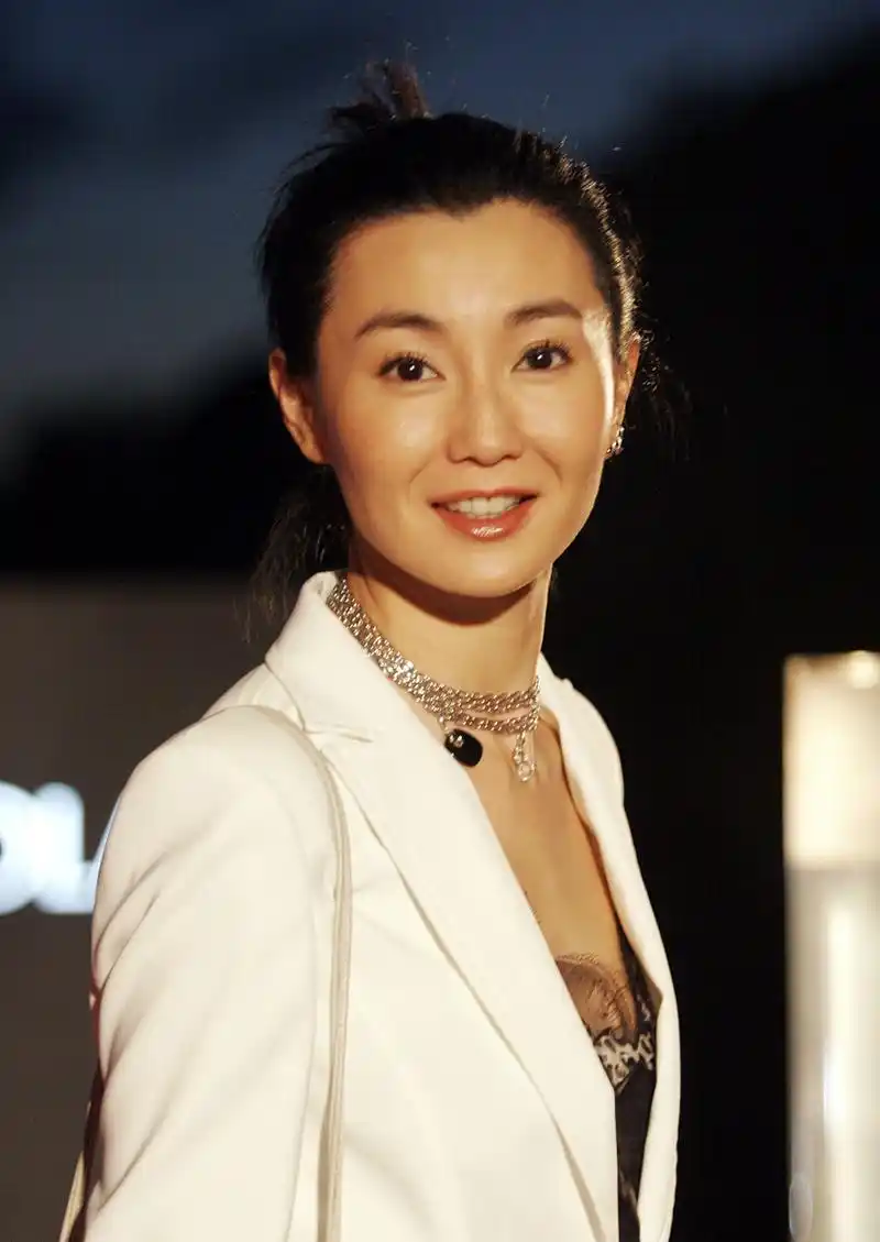 张曼玉59岁生日当天,以一段神秘的15秒视频宣布复出,令粉丝激动不已.