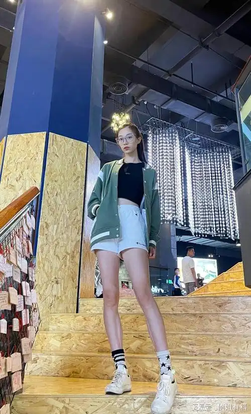 刚被公认的体育界第一美女胡麟鹏身高腿长肤白凝脂容貌清丽