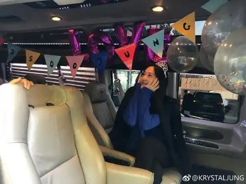 郑秀晶生日头戴皇冠宛如公主 用中文拼音感谢粉丝