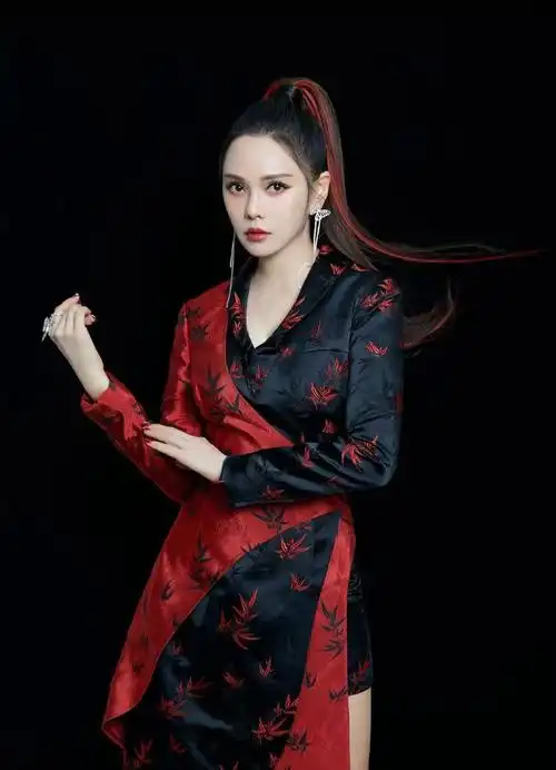 伊能静终于不装嫩了,古装风旗袍裙配高马尾,女人味格外惊艳
