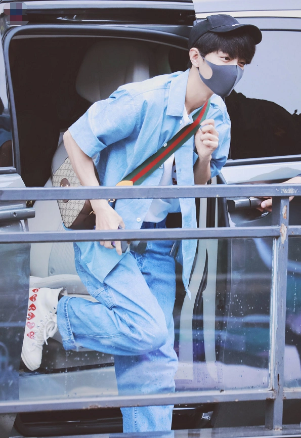 浅蓝色的短袖衬衫当做外套穿,瞬间就有了层次感