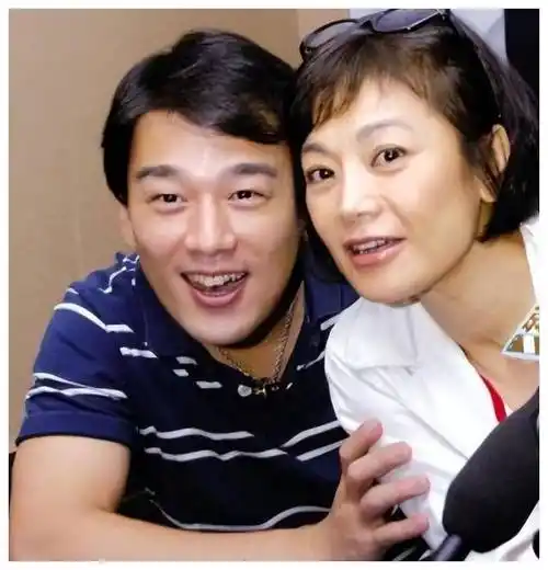 为何王耀庆出道至今无绯闻?看看他的贤妻,就会明白了!