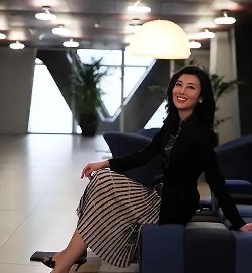 "央视主持人"李红:被造谣嫁富豪,至今还单身,活出自己的世界