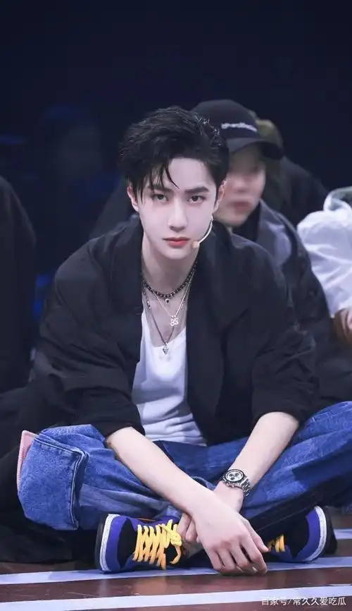 《这!就是街舞》花絮来了,王一博玩水后乖乖拧鞋太搞笑