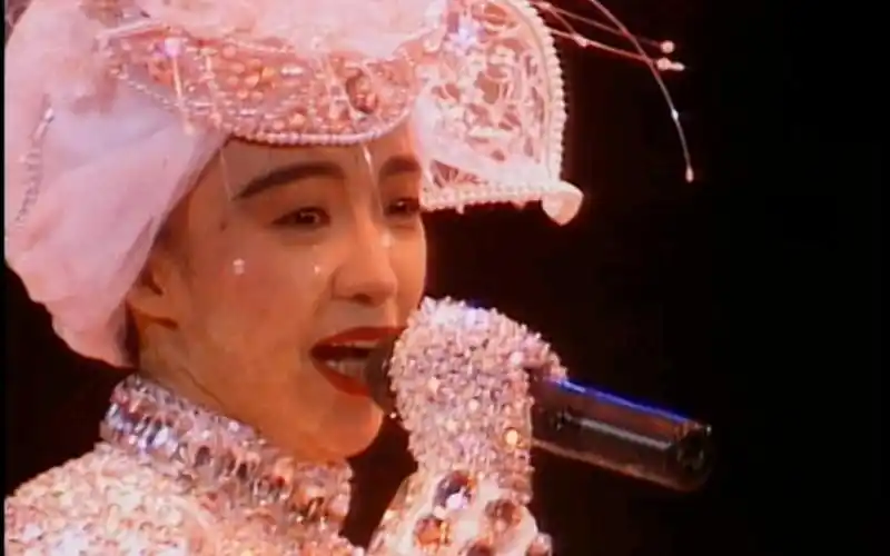 巅峰时期的陈慧娴到底有多恐怖,一首《千千阙歌》泪洒舞台,造就永恒