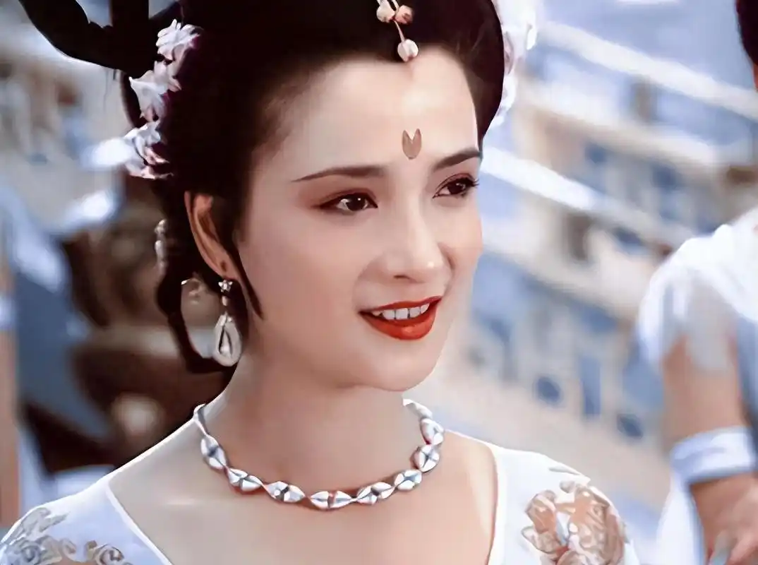 何晴:古典第一美人的传奇人生 何晴,古装剧中的"古典第一美人",曾演遍