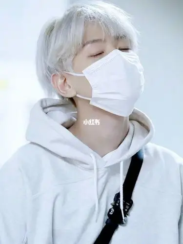 边伯贤ins更新第一次的寸头造型