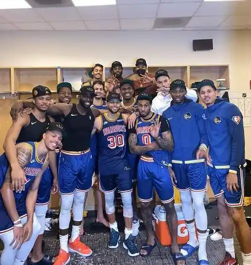 多人离队,令人唏嘘别利察在2021年被热火交易到勇士之后,在勇士打出了