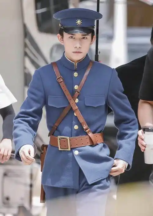 中分八字刘海,曾经的小男孩长大了_军人_时尚_角色