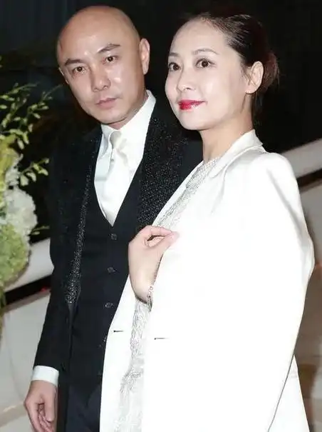 张卫健夫妇罕见同框张茜穿西装配长裙大气优雅手提美包价值不菲