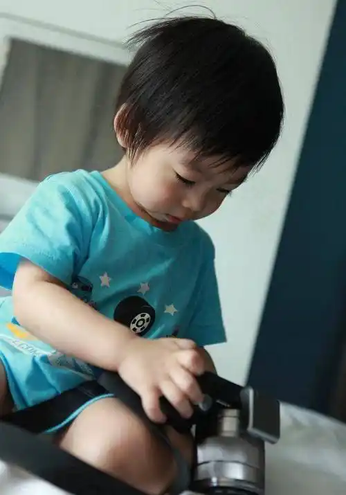 林志颖11岁儿子kimi近照公开,看到真实颜值,网友:难怪不晒了_孩子