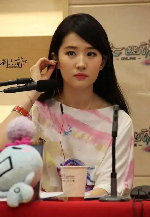 这些善举被发现之后,中国外交部对刘亦菲予以了很高的评价.