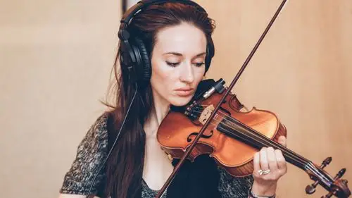 壁纸 一名女子演奏小提琴,音乐,耳机