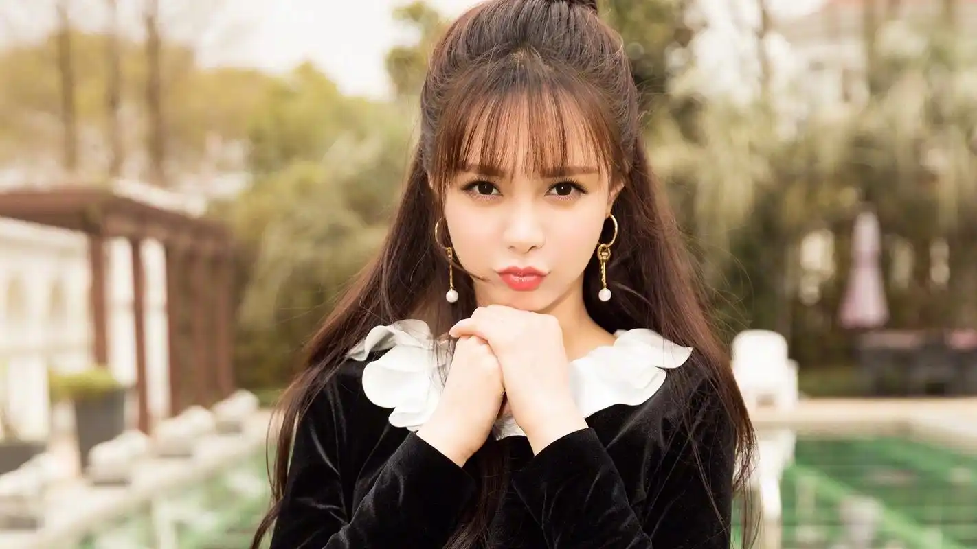 人气女星沈梦辰甜美生活照写真壁纸