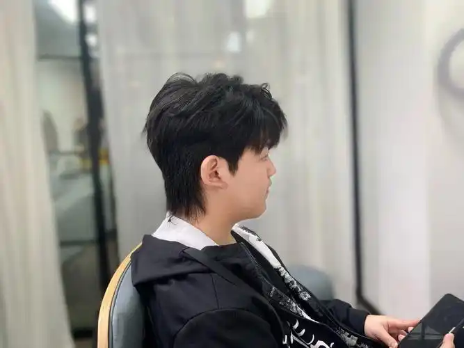 后部自然修建出饱满后脑勺 上面烫个气垫就可以了#武汉男生发型设计