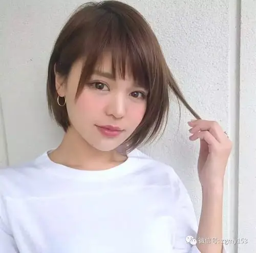 打薄无比的时尚感小清新短发打理更加显得加致让妹子的脸显得又可爱的