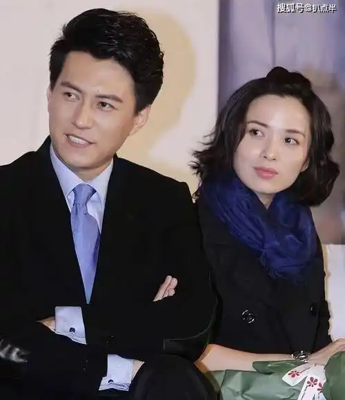 据说她此前曾与一位富商有过一段短暂的婚姻,但靳东并不在意,很快他们