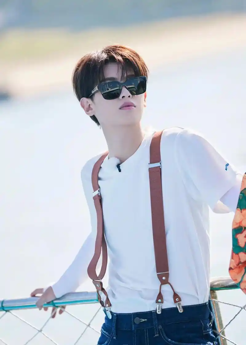 黄明昊 | #极限挑战 9          海边追逐 冒 - 抖音