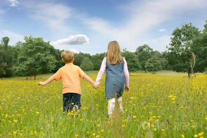 兄妹俩手牵着手