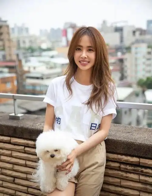 蔡依林身材好,黑色粉色拼接运动服搭丸子头,可爱