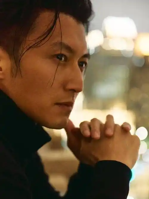 谢霆锋受邀moncler品牌盛典 all black造型彰显先锋姿态