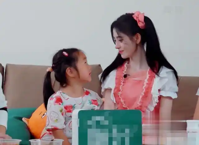 鞠婧祎等人录节目,遭小孩捣乱,谁注意她的举动?脾性装不出来